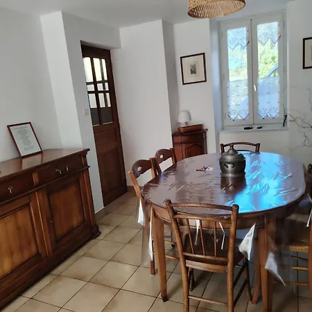 La Maison Des Rosiers *