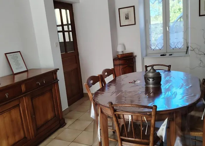 La Maison Des Rosiers *